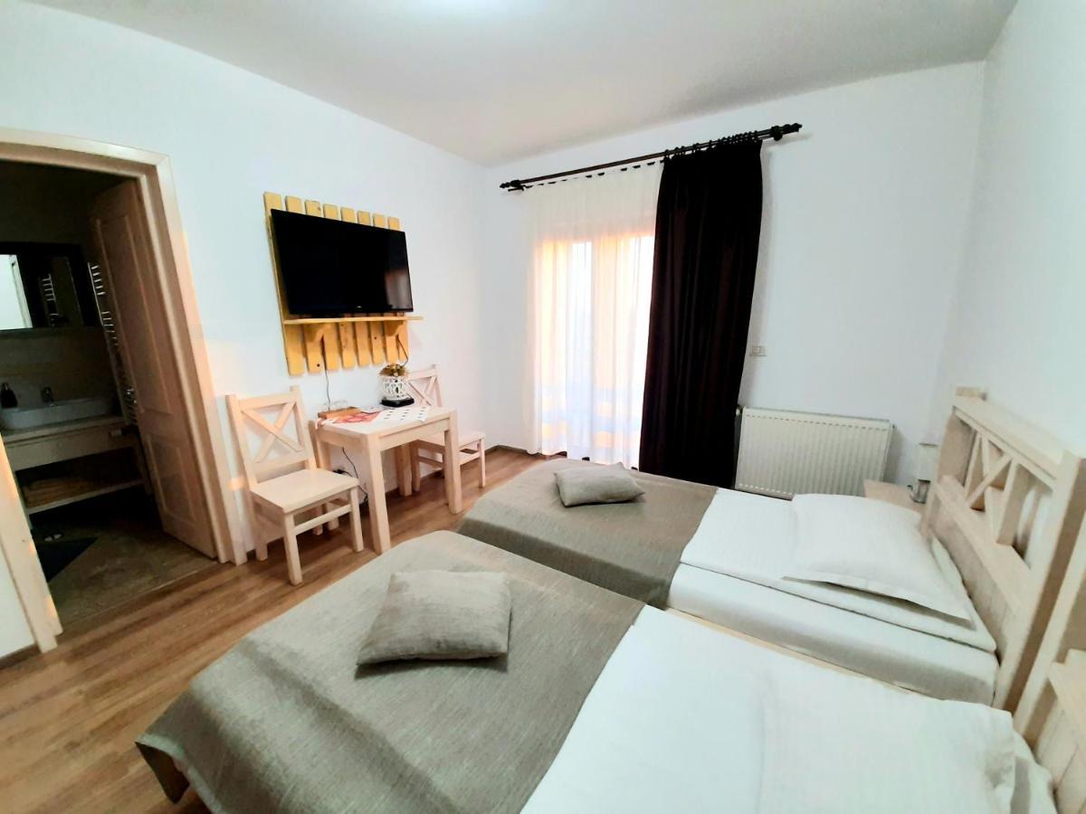Dor De Casa Hotel Doljesti Ngoại thất bức ảnh