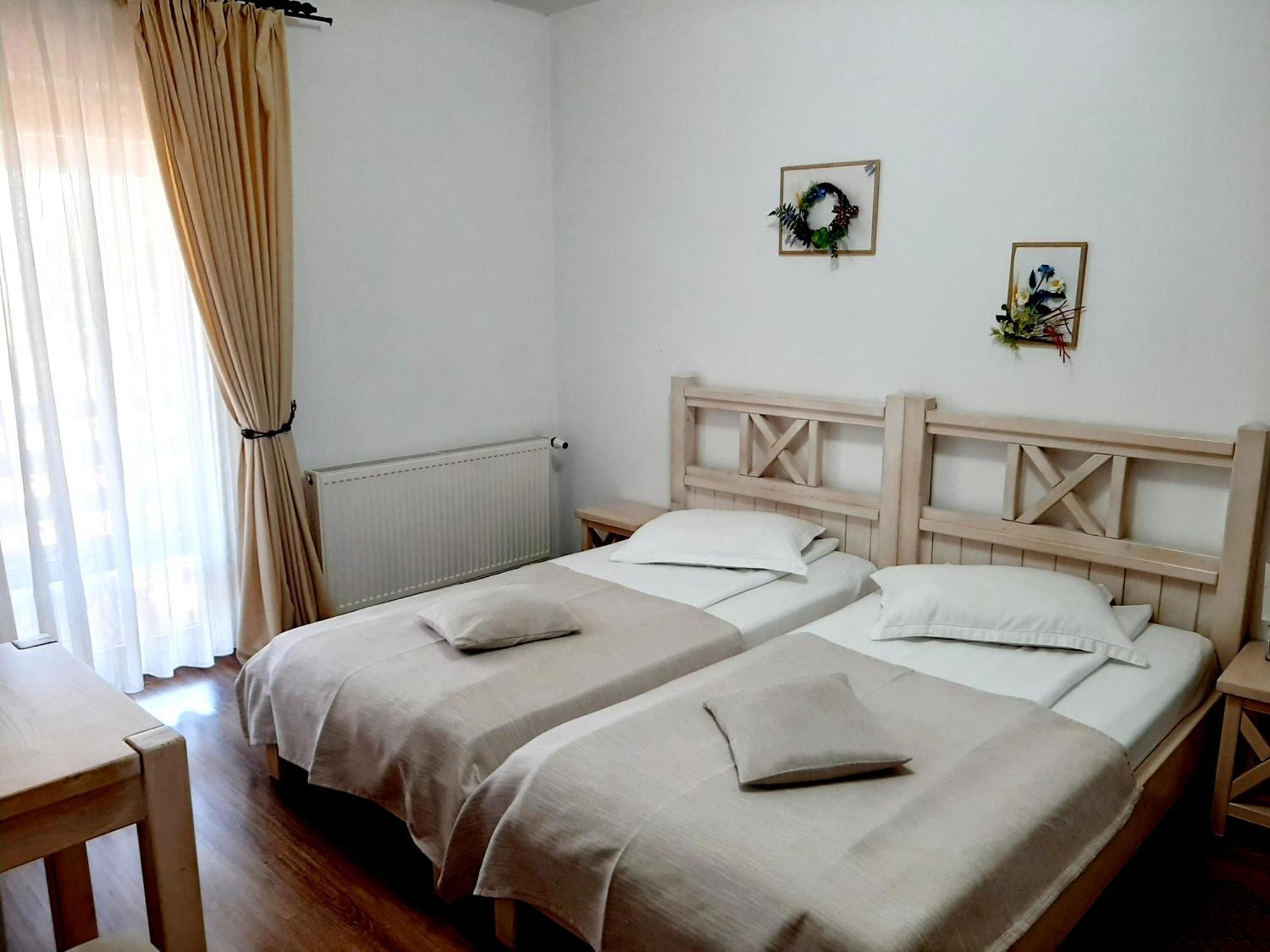 Dor De Casa Hotel Doljesti Ngoại thất bức ảnh