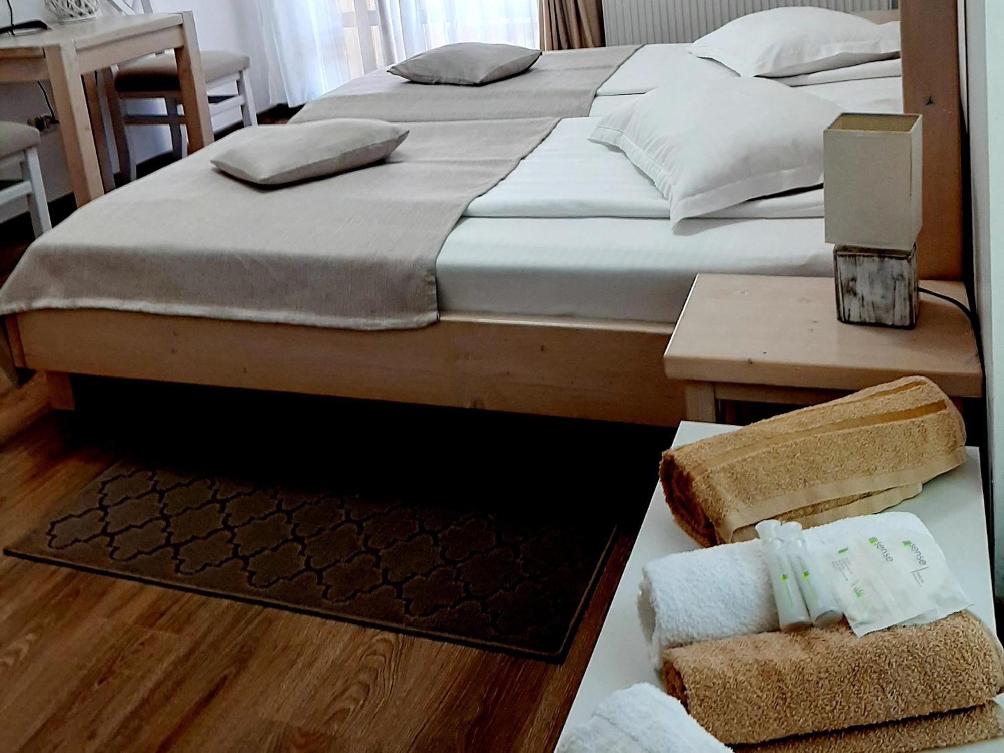 Dor De Casa Hotel Doljesti Ngoại thất bức ảnh