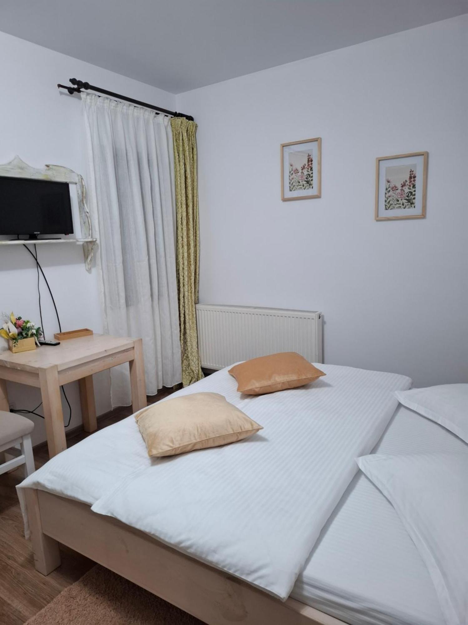 Dor De Casa Hotel Doljesti Ngoại thất bức ảnh