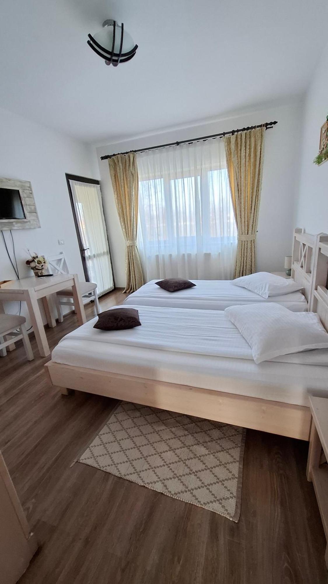 Dor De Casa Hotel Doljesti Ngoại thất bức ảnh
