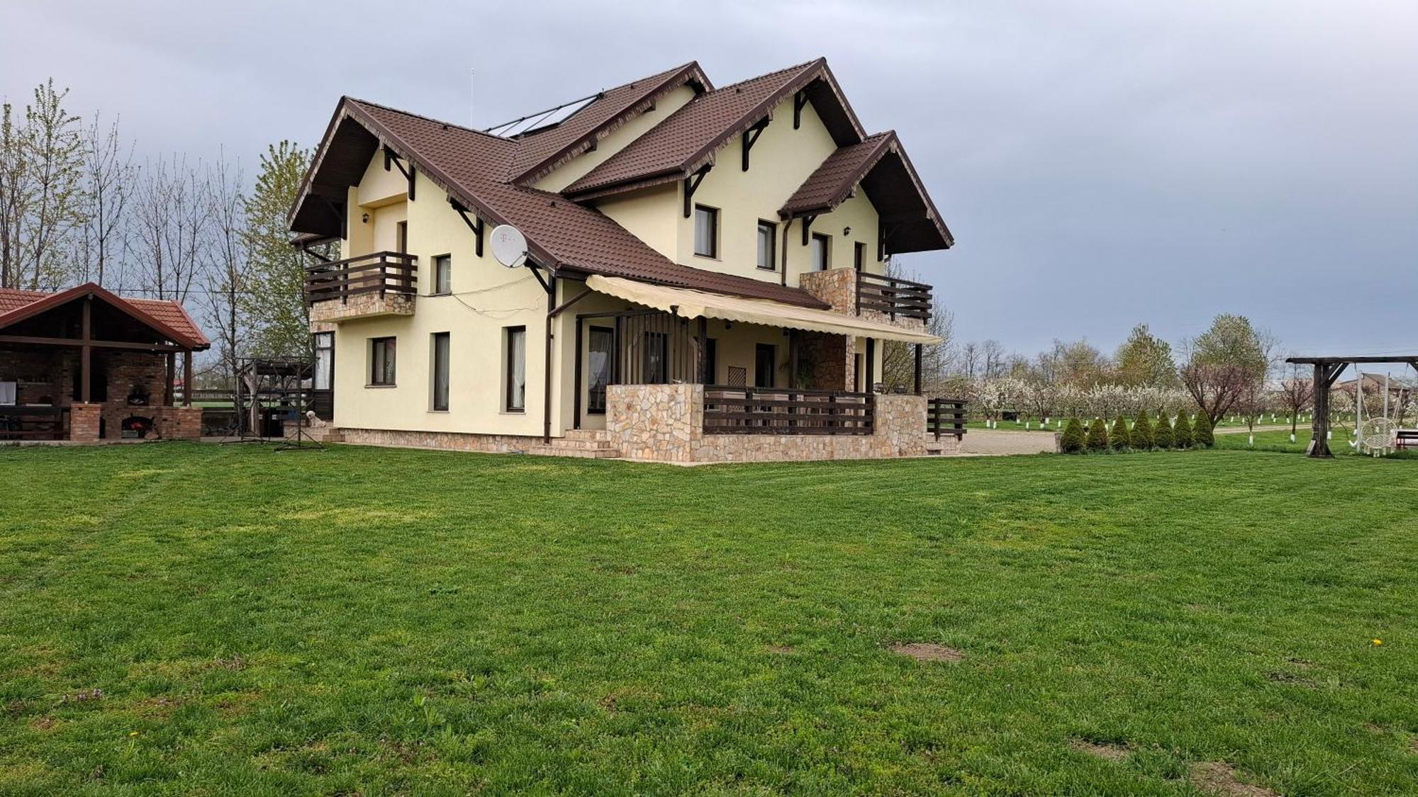 Dor De Casa Hotel Doljesti Ngoại thất bức ảnh