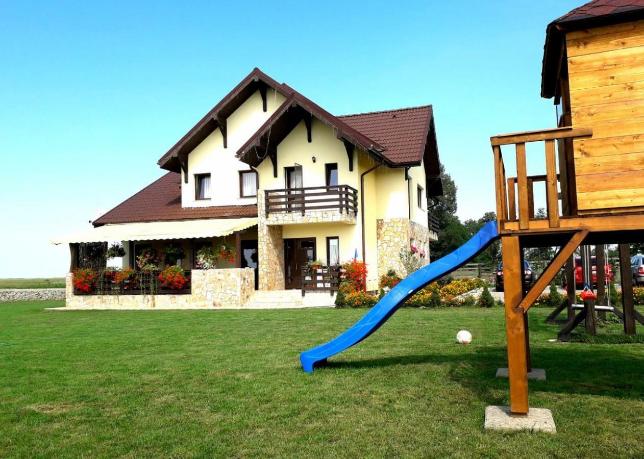 Dor De Casa Hotel Doljesti Ngoại thất bức ảnh